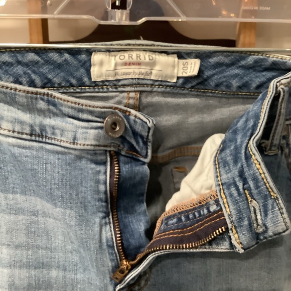 TORRID Plus Size Light Wash Skinny Jeans Size 20 Short - Picture 3 of 6